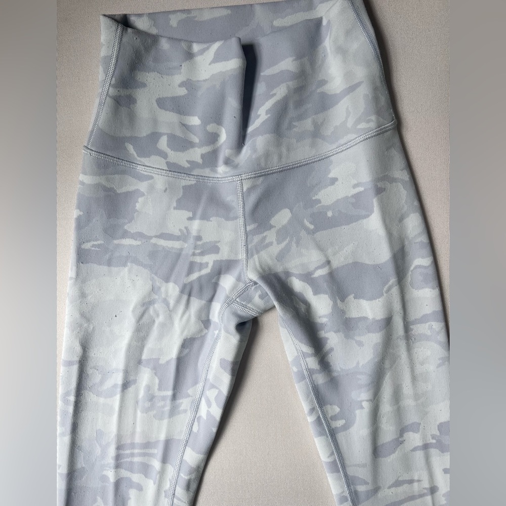 Lululemon Light Gray Camo Leggings Size 2 - Picture 4 of 7